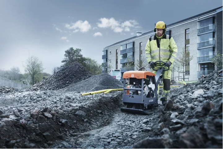 Купити Віброплита Husqvarna LG204 (бензин) (9678552-01). Офіційний магазин Хускварна Україна, фірмова гарантія з доставкою по Украіні