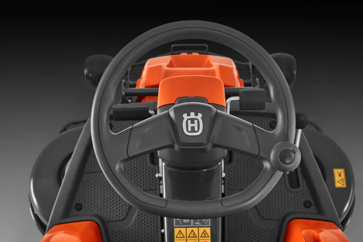 Steering wheel with knob