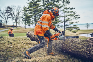Купити Професійна бензопила Husqvarna 562XP II (9706635-18) Фірмовий інтернет магазин офіційна садова техніка Хускварна Україна в Ірпіні