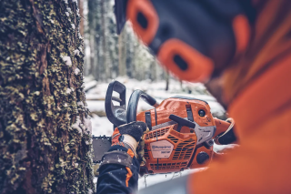 Купити Професійна бензопила Husqvarna 562XP II (9706635-18) Фірмовий інтернет магазин офіційна садова техніка Хускварна Україна в Ірпіні